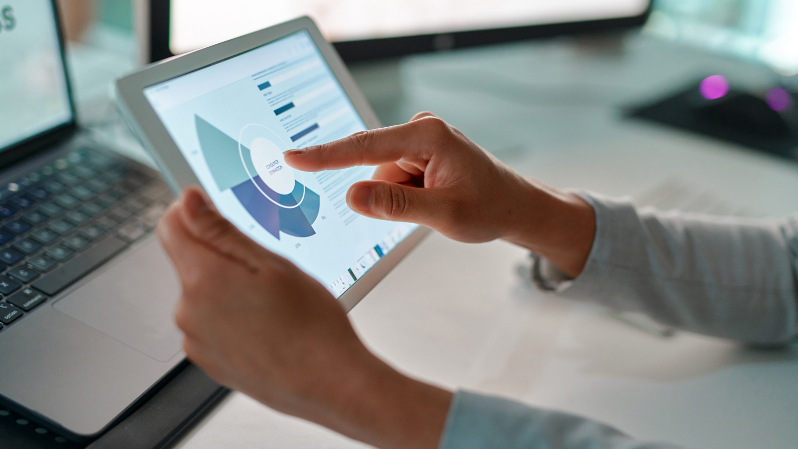 Navigating Digital Transformation: Outsourcing vs In-house Implementation